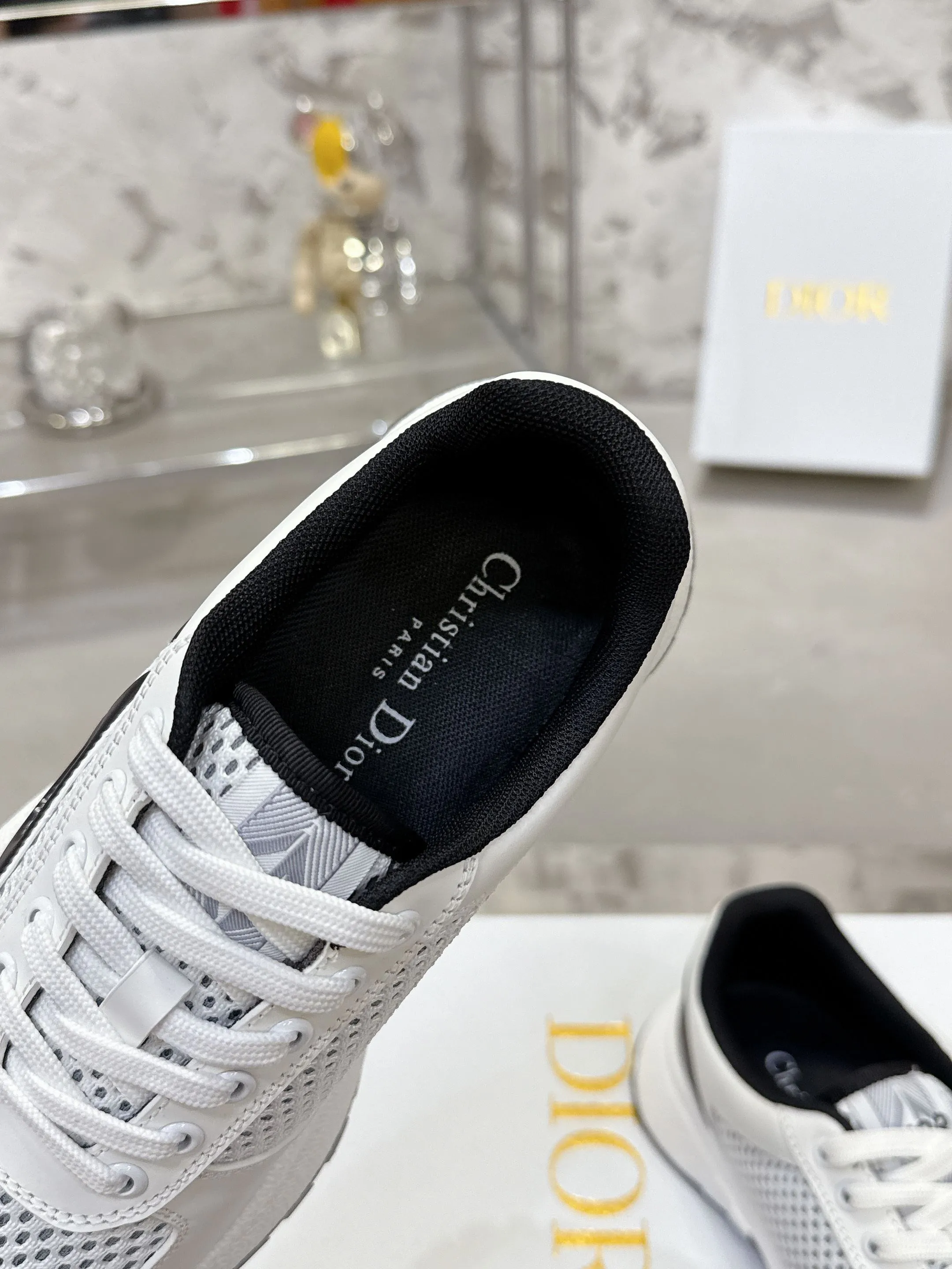 [Dior Dior] P: 640💰Couple model Size: Female: 35-40 (customized at 41), male 39-44. (customized at 45) 2025 Dior Dior autumn and winter new couple model, thick-soled casual sports shoes, originally purchased and developed to reinterpret the sports style with an elegant and fashionable shape. The upper is crafted from white mesh fabric and features the Christian Dior Paris signature on the laces and heel. The exquisite two-color sole is light and soft, which can add a high-end temperament to all kinds of casual looks. The delivery counter is exquisitely packaged🛍📦 ▪️Material: Original custom imported first-layer cowhide ▪️Inner lining: Imported soft sheepskin lining ▪️Sole: Original open-molded anti-slip rubber material ▪️Sole thickness: 4CM